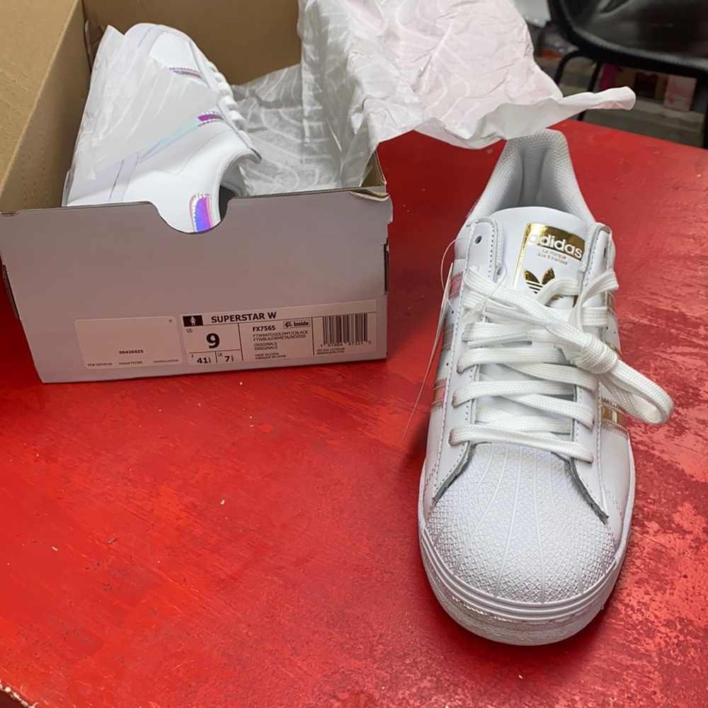 Adidas SUPERSTAR shoes Size 9 BRAND NEW WITH TAG AND BOX